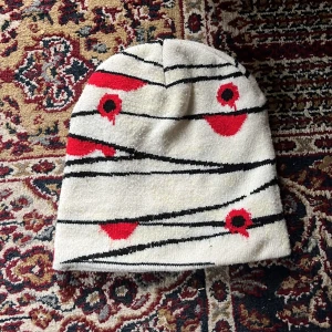 Mössa med skotthål - En mössa med skotthål som jag köpt på depop för typ 1 år sedan 