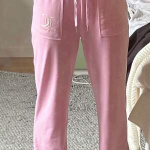 Jag söker ett par rosa juicy couture byxor i storlek xxs-xs. Skulle kunna köpa för 400-500 kr.