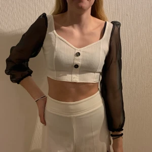 FEST TOPP - Tröja som vi gjort om till den perfekta festtoppen!! Vid intresse, skriv till oss på Instagram DM @nyttosnyggt.uf Frakt ingår (Byxorna finns i en annan annons på vår profil)