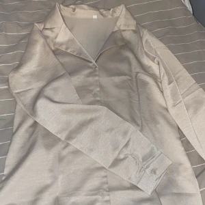 Skjorta - Beige skjorta, oanvänd