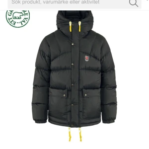 Svart fjällräven jacka - Svart fjällräven jacka i nyskick i storlek M, säljer då den är lite stor på mig och vill köpa en mindre