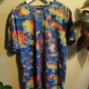 Urban Threads - Mönstrad t-shirt från Asos- märke Urabn Threads. Stl M herr, knappt använd.