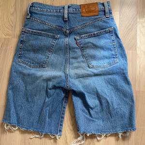 Säljer nu mina Levis jeans som jag själv har klippt till shorts. Säljs pga att dom blivit för små mig. Inga tecken på skavanker eller utnötthet och därav i bra skick. Hör gärna av er ifall ni har några frågor!