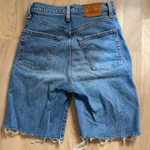 Levis shorts  - Säljer nu mina Levis jeans som jag själv har klippt till shorts. Säljs pga att dom blivit för små mig. Inga tecken på skavanker eller utnötthet och därav i bra skick. Hör gärna av er ifall ni har några frågor!