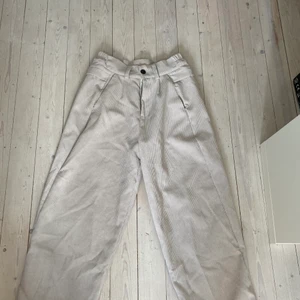 loose fit manchester byxor - cream loose fit, xl