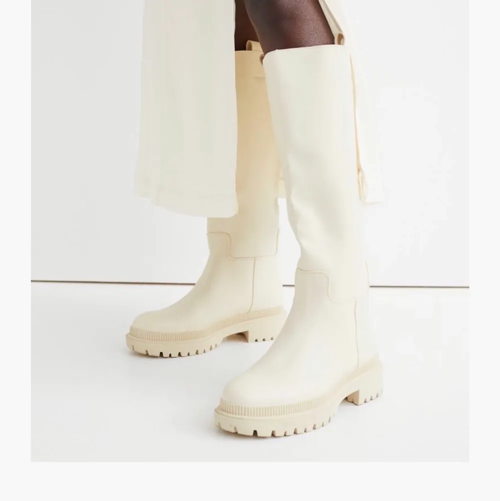 Höga vita boots från HM, aldrig använda. Strl 41 men skulle säga att dom är mer som 39❤️. Skor.