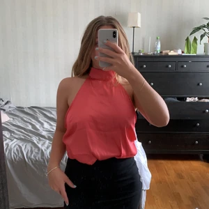 Gina Tricot topp - Halterneck-topp i stark rosa. Silkesimmitaion. Notera att den är smalare upptill vilket ger lite sideboob effekt 🤪