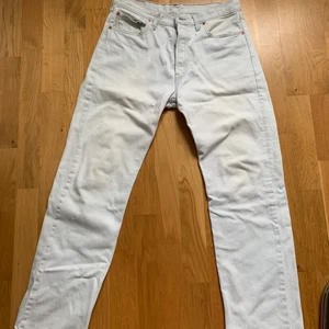 Retro levis jeans - Köpte secondhand men använde de aldrig. Dom är super snygga och trendiga med en jätte fin färg som är väldigt ljus blå. Storlek står inte men midjemåtten är ca 86cm och innerbenslängden är ca 78cm. Köparen står för frakten!