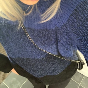 Stickad tröja  - Nyskick stickad tröja i en superfin färg! 