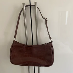 Brun väska - Brun handväska💕 Har inte använt den alls så den är i mycket bra skick. Liten men ändå rymlig skulle jag säga. Har du nån fråga om mått eller liknande så är det bara att höra av sig💕☺️