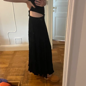 lågmidjad kjol - säljer denna lågmidjade svarta långkjol med gulligt broderi! den har resår i midjan så passar nog från xs-m. möts upp i stockholm ❤️