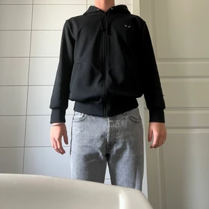 Comme Des Garcons Play - En näst intill oavnänd hoodie från märket Comme Des Garcons Play. Det är i nyskick. Inget slitage. Nypris på hoodien är 2500kr. Tröjan är liten i storleken så L motsvarar M. Jag säljer den för 2000! Hör gärna av er vid eventuella frågor :)
