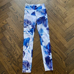 Blommiga träningstights från Stronger - Blommiga träningstights från Stronger. Aldrig använda