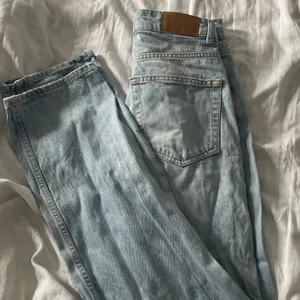 Jeans  - Jeans från Gina Tricot med hål framme i knäna. 