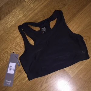 Bikini - Helt ny bikinitopp med cutouts. Prislapp kvar. Kan också användas som en vanlig topp.