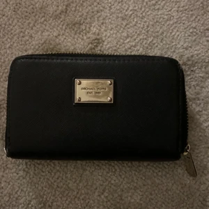 Michael kors plånbok - helt okej skick. Bandet är tyvärr borta. Köparen står för frakt.
