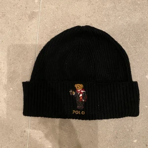 Ralph Lauren mössa  - Ralph Lauren mössa i deras kollektion Bear. Väldigt bra skick då den har använts som Max 3 gånger. Skriv gärna vid frågor eller för fler bilder!