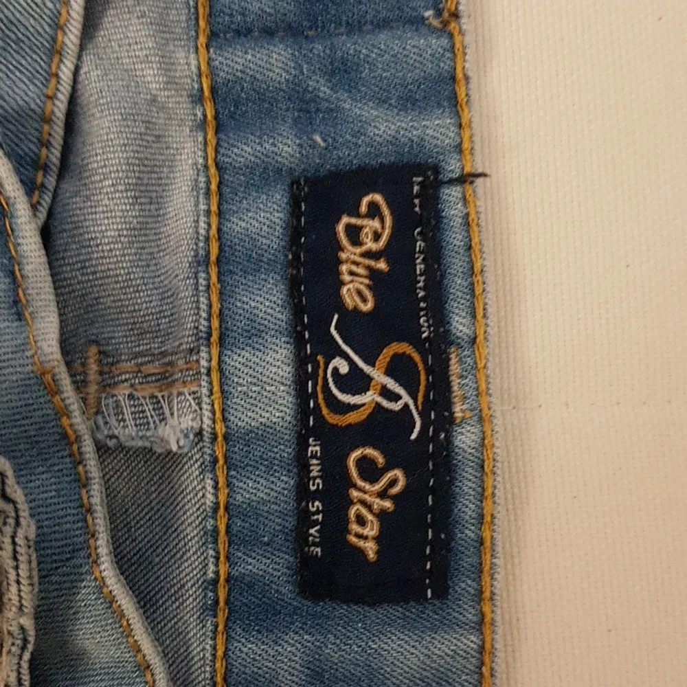 Dem byxorna jag visade är från older 10-13 per styck en kostar 100kr. Jeans & Byxor.