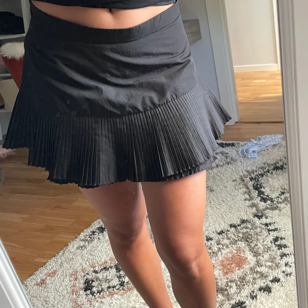 Söt svart kjol från Zara med insydda shorts ! 💞. Kjolar.