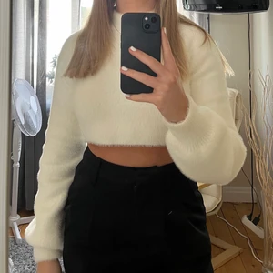 Lurvig stickad croppad tröja  - Köpt från chiquelle, märket är ”Dilvin Knit” Bra skick och endast använd fåtal gånger. Varm och mysig tröja. Nypris 399kr 