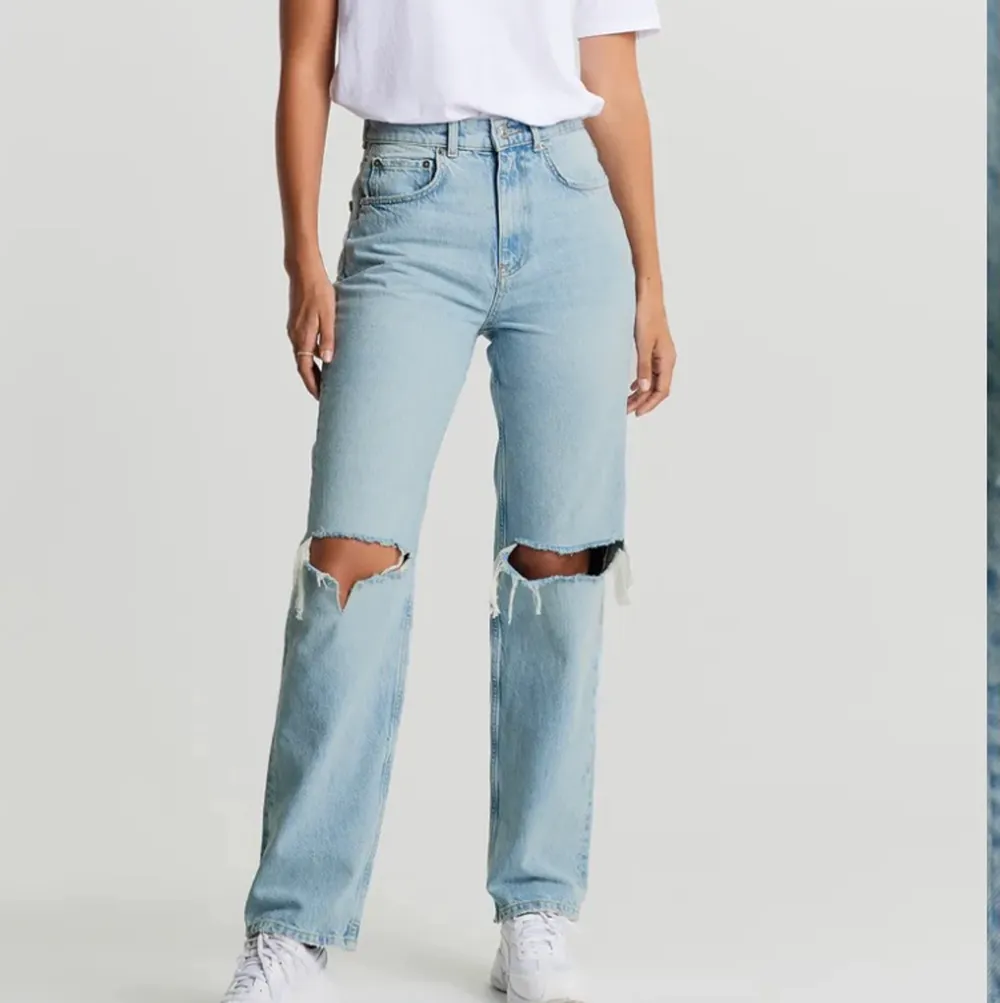 Fina breda jeans med hål. Endast provat dom. Säljer för att dom är för stora för mig, jag är stl 34 men köpte fel.  . Jeans & Byxor.