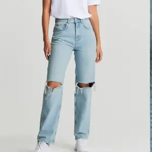 Fina breda jeans med hål. Endast provat dom. Säljer för att dom är för stora för mig, jag är stl 34 men köpte fel.  