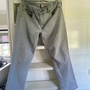 Gråa jeans, vet inte vilken storlek men passar mig som brukar ha 40 :) köpare står för frakt 📦 