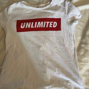 En vit t-shirt från new yorker tror jag i stl S, köparen står för frakt och betalning sker via Swish 💚