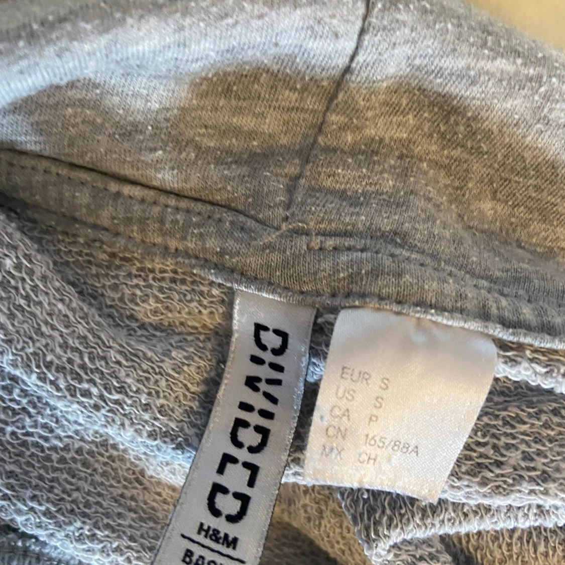 Grå tunnare hoddie från h&m - 90