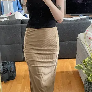 En brun lång kjol med slits i stl L