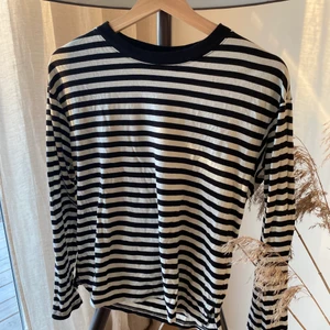 Långärmad tröja - Randig långärmad tröja från monki. KÖP 3 BETALA FÖR 2 PÅ ALLT