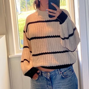 Stickad tröja strl S/M - Vit stickad tröja med svarta ränder. Passar både som storlek S (blir mer over sized) och M. Nästan aldrig använd så den är i bra skick! Perfekt till hösten nu 