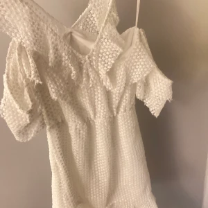 Vit klänning - Superfin vit klänning i storlek 36. Köpt för ett tag sedan men hann ej skicka tillbaka, därav aldrig använd. Köpt för 400