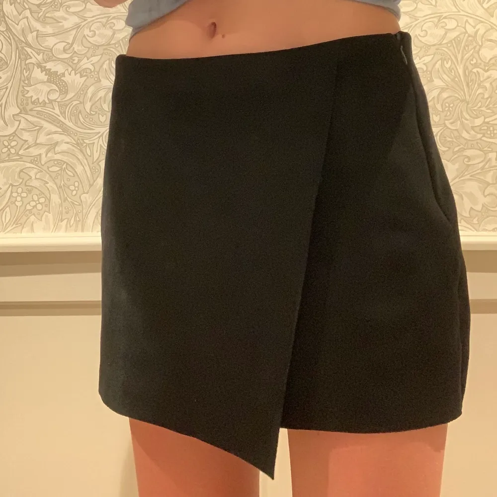 Säljer denna Shorts kjol typ för använder inte den längre är i storlek S o finns inte kvar i affären  Jätte fin ser ut som en kjol men det är shorts!🫶🏻. Shorts.