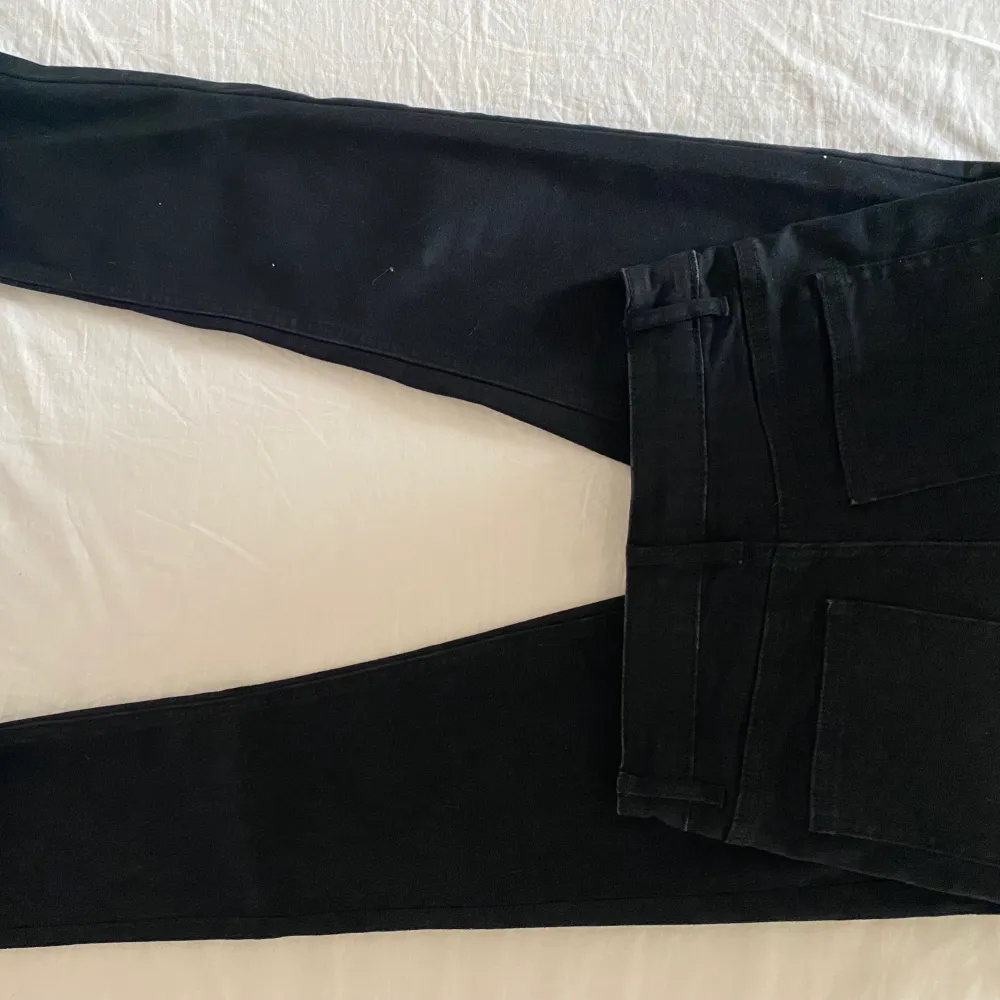 Svarta Jeans med slit längst ner vid byxbenen från cubus🤍 sitter så fint mot kroppen och passar perfekt på mig som oftast bär strl 34-36. Aldrig använda. Jeans & Byxor.