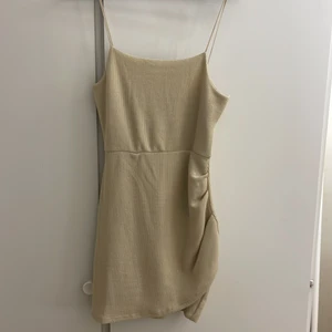 Klänning från mango i strl S - Använd en gång och köpt under förra året.  Klänningen är begie med glitter på i strl S.  Köparen står för frakten💞