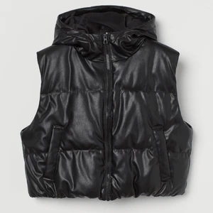 väst - svart skinnväst, sparsamt använd🖤