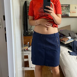 Marinblå kjol  - Marinblå kjol köpt secondhand, säljer då den blivit för stor. Kjolen är i nyskick och har guldiga detaljer✨