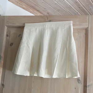 Tenniskjol - En vit tenniskjol från shein som är i mycket bra skick då den aldrig är använd pga att de ej passar mig!! storlek s