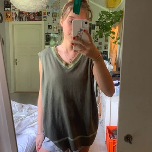 Over sized grön best  - Over sized militär grön vest med detaljer av andra gröna nyanser. Okänt märke. 100% polyester 