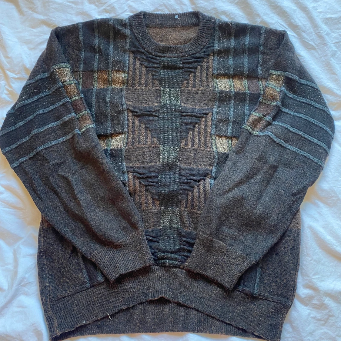 Stickad collegetröja