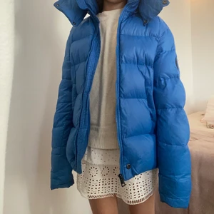 Diesel jacka  - Säljer denna diesel jacka! Endast använd en vinter supper varm och skön man kan ta bort luvan om man vill ! Ny för 1000 säljer för 399! ❤️ storlek 14-16 