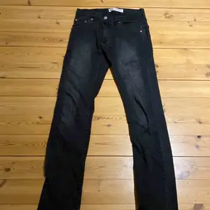 Levis byxor i nyskick, ordinarie pris 1000 modellen är 510 skinnet fit jeans.