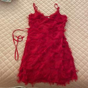 En röd klänning från Boohoo i storlek: 34.