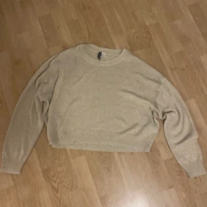 Beige stickad tröja  - Använd 4-5 gånger, lite genomskinlig men inte så mycket och köpt på H&M!