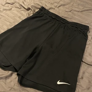 svarta nike shorts  - nike shorts i storlek L men känns dock inte som det, snarare M. använda fåtal gånger. står ej för frakt! 