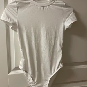 Vit body - Ny vit body i strl XS  55kr   Kan fraktas mit fraktkostnad