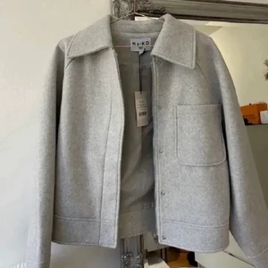 Na-kd jacka / kappa - skitsnygg grå höstjacka/kappa från nakd. Nypris 1124kr🧚🏼‍♀️❤️‍🔥 lite nopprig men går lätt bort med noppborttagare