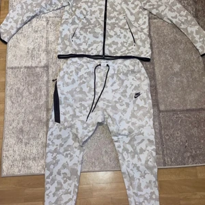 Nike tech vit camo M - Säljer min Nike tech för använder inte den byxan o tröjan i storlek M (sälj inte längre i affär )
