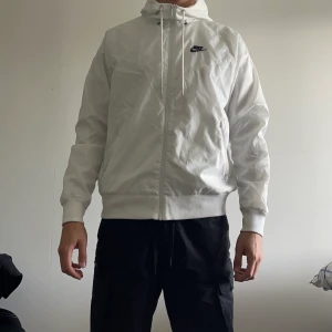 Nike Regn/höst/vår/sommar jacka  - En fräsch å snygg tunn regnjacka, köpte den för 800 och inte använt den så mycket då jag växte ur den snabbt. Passar både S och M. För mer bilder på eller information hör av dig! 